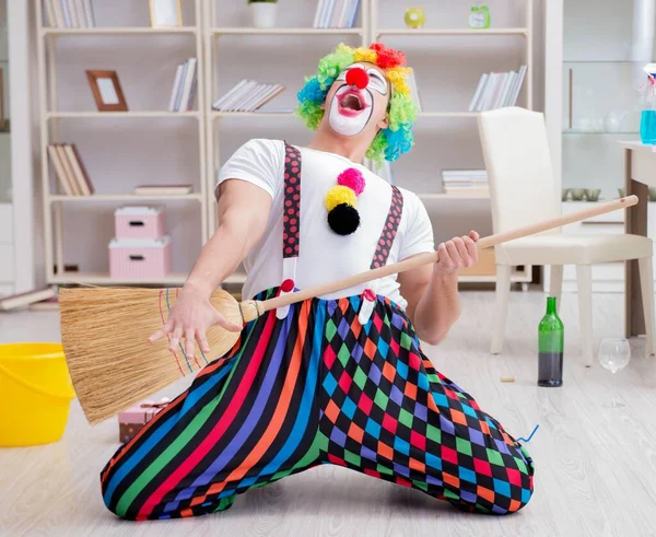 Lustiger Clown putzt zu Hause — Stockfoto