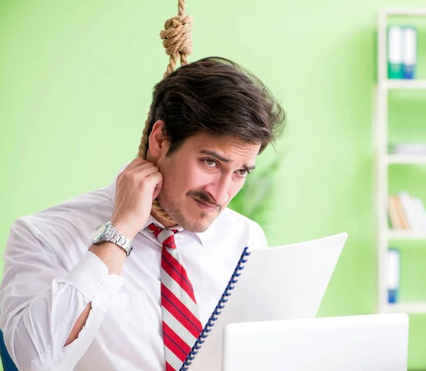 Kétségbeesett üzletember, aki öngyilkosságra gondol az irodában. — Stock Fotó