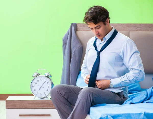 Υπάλληλος στο υπνοδωμάτιο είναι αργά για τη δουλειά του στη διαχείριση του χρόνου — Φωτογραφία Αρχείου