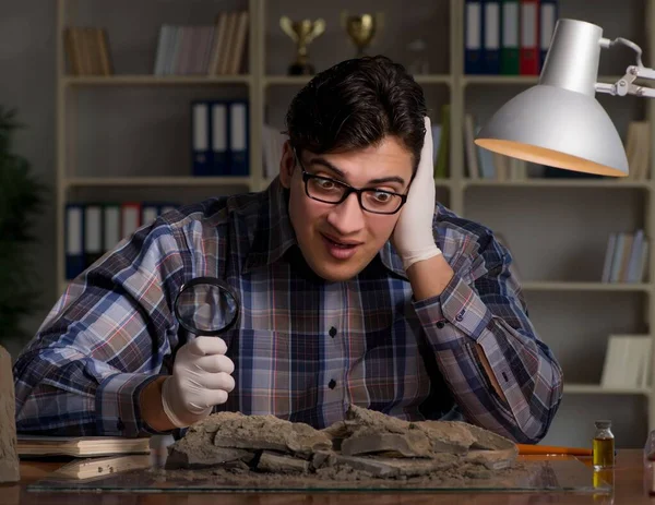 Arkeolog arbetar sent på kvällen på kontoret — Stockfoto