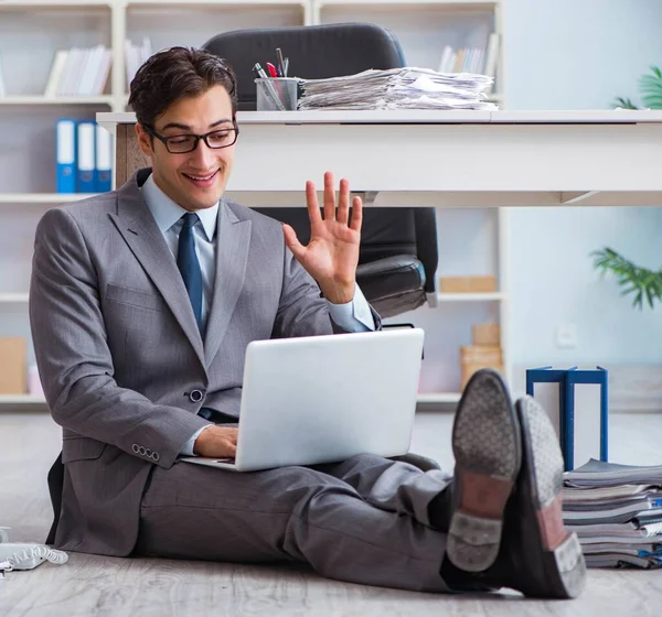 Homme d'affaires travaillant et assis sur le sol dans le bureau — Photo