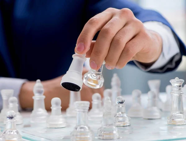 Joven hombre de negocios jugando ajedrez de vidrio en la oficina — Foto de Stock