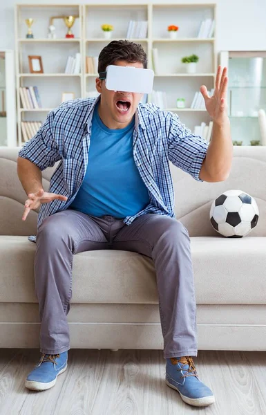Uomo indossando occhiali realtà virtuale VR guardando calcio calcio — Foto Stock