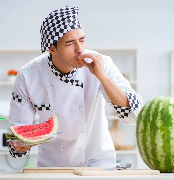 Cozinheiro masculino com melancia na cozinha — Fotografia de Stock