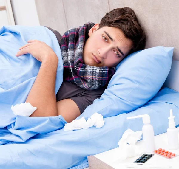 Malade homme malade dans le lit prenant des médicaments et des médicaments — Photo