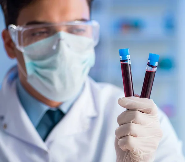 Assistente de laboratório testando amostras de sangue no hospital — Fotografia de Stock