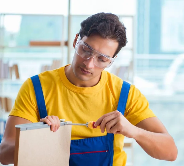 Falegname di mobili che lavora in officina — Foto Stock