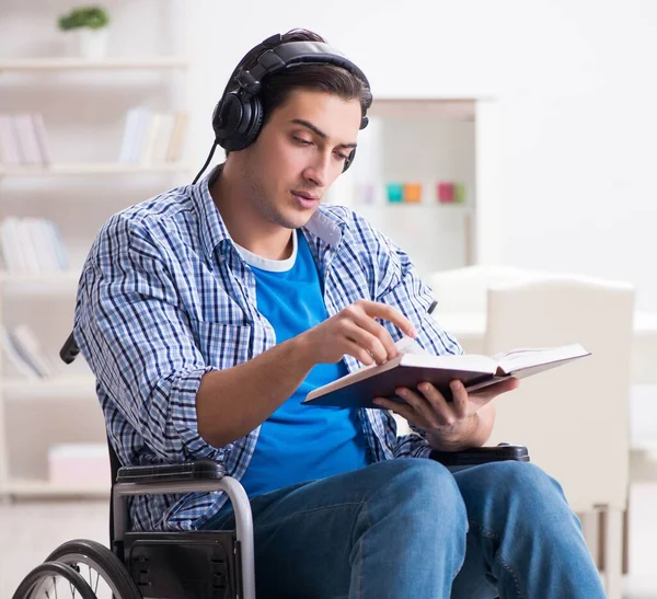 Gehandicapte die naar muziek in een rolstoel luistert — Stockfoto