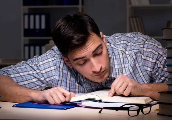 Estudante se preparando para exames tarde da noite — Fotografia de Stock