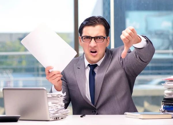 Homem de negócios irritado com muito trabalho no escritório — Fotografia de Stock