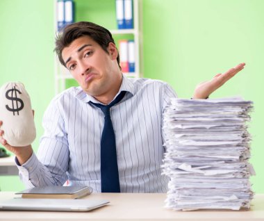 İş adamının evrak işleri ve iş yükü ile ilgili sorunları var