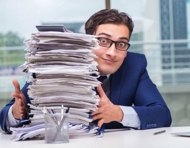 İşadamı ile kağıt evrak ofiste yığın yığını