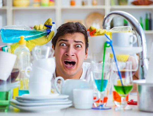 O homem frustrado por ter que lavar pratos — Fotografia de Stock