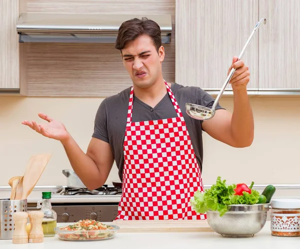 Homem cozinheiro masculino preparar comida na cozinha — Fotografia de Stock