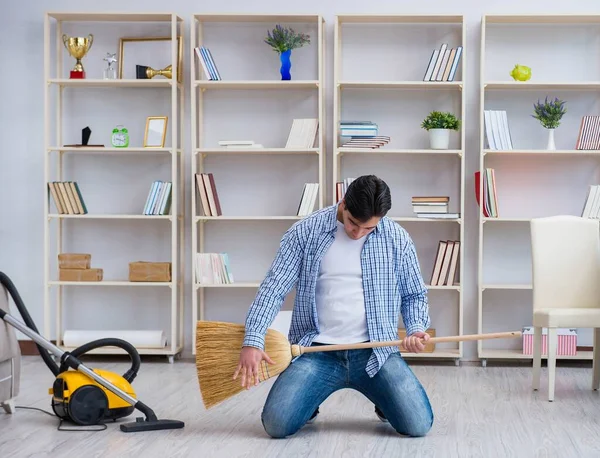 Homem fazendo limpeza em casa — Fotografia de Stock