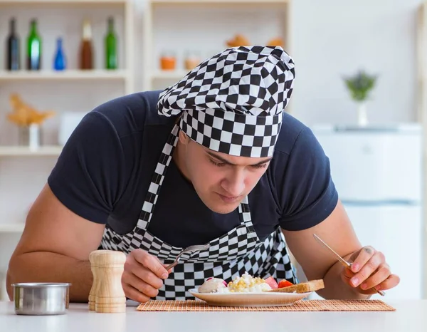 Chef-kok kookt een maaltijd ontbijt diner in de keuken — Stockfoto