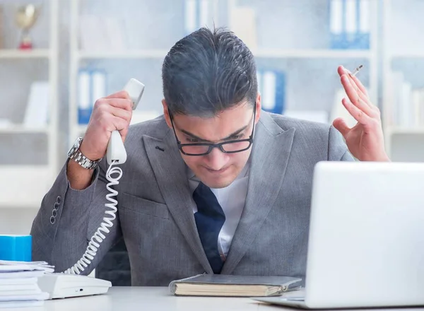 Geschäftsmann raucht im Büro bei der Arbeit — Stockfoto