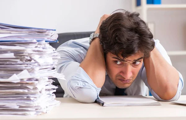 Überlasteter Mitarbeiter mit zu viel Arbeit und Papierkram — Stockfoto