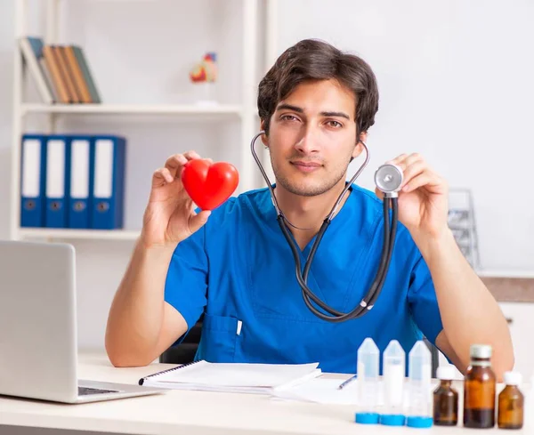 Joven doctor en concepto de cuidado del corazón —  Fotos de Stock