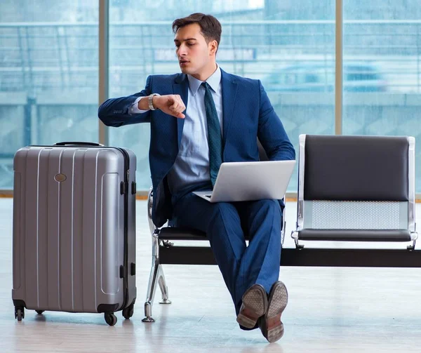 Uomo d'affari in attesa in aeroporto per il suo aereo in affari cla — Foto Stock