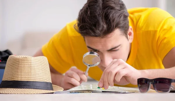 Hombre planeando su viaje de vacaciones con mapa — Foto de Stock