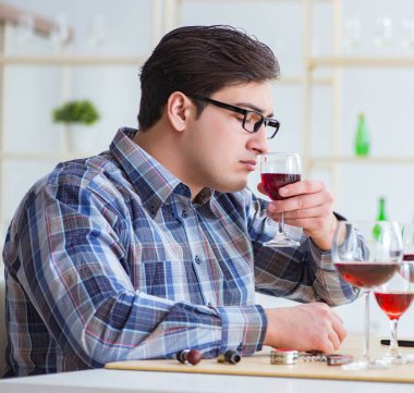 Profesyonel şarap garsonu kırmızı şarap tadıyor.