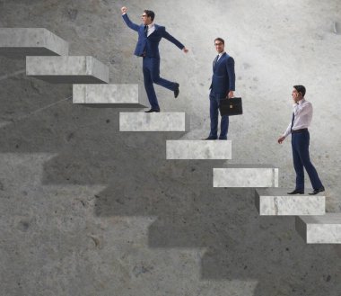 Erkeklerin aşamalarda ilerlediği iş konsepti