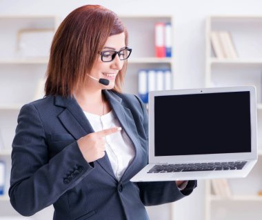 Müşterilerle çalışan çağrı merkezi operatörü