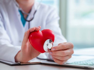 Doktor, tıbbi konseptte kalbi kontrol ediyor.