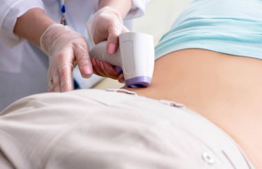 Genç adam ultrason prosedürü için radyolojisti ziyaret ediyor.