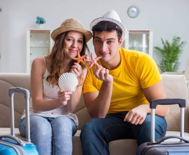 Genç bir aile seyahat için hazırlanıyor.