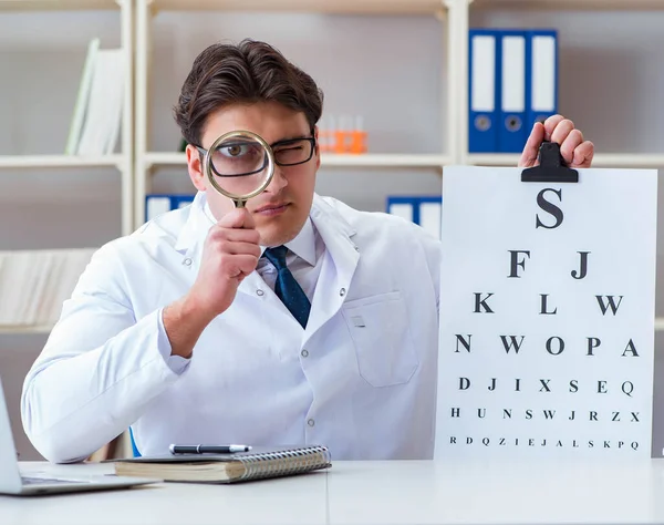 Medico ottico con carta delle lettere che effettua un controllo dell'occhio — Foto Stock