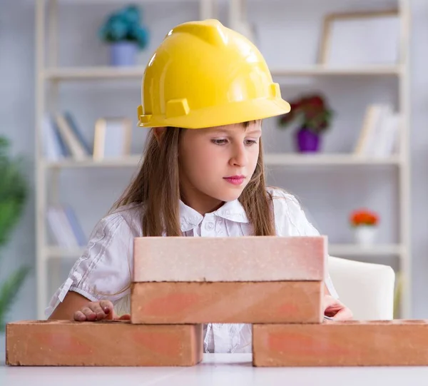 Joven edificio de chica con ladrillos de construcción — Foto de Stock