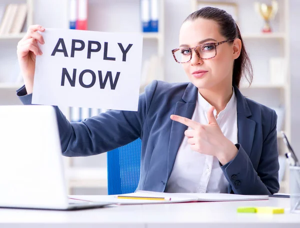 Femme d'affaires embauchant de nouveaux employés au bureau — Photo