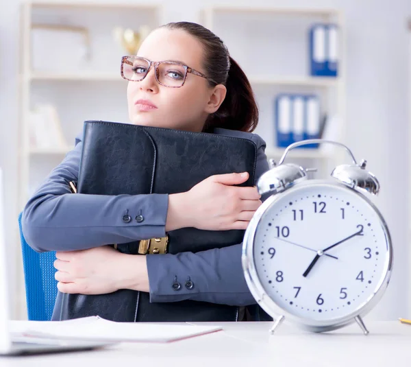 Zakenvrouw in time management concept — Stockfoto