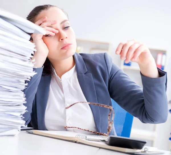 Empresária cansada com carga de trabalho de papelada — Fotografia de Stock