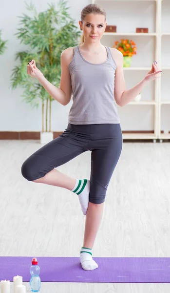 Mujer joven haciendo ejercicio en el pabellón deportivo en concepto saludable — Foto de Stock