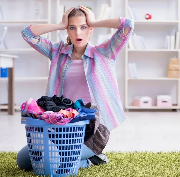 Unavená deprimovaná hospodyňka prát prádlo — Stock fotografie
