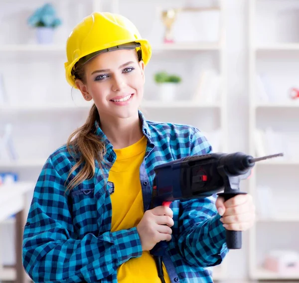 Mujer en taller con taladro — Foto de Stock