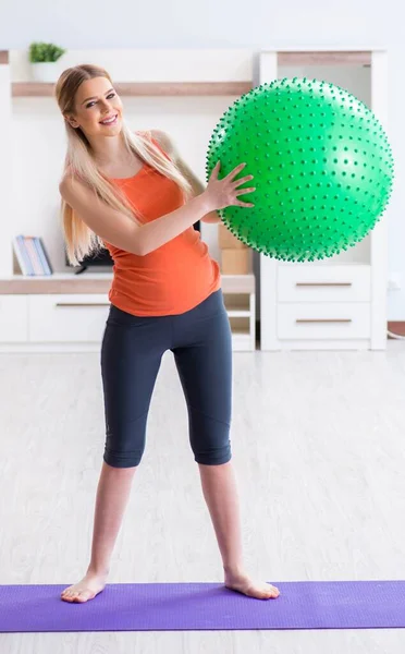 Junge Frau bereitet sich zu Hause auf Geburt vor — Stockfoto