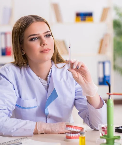 Estudiante de Odontología practicando habilidades en el aula — Foto de Stock