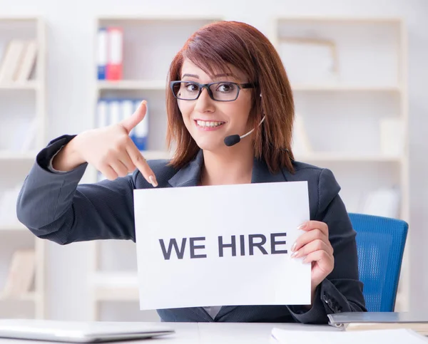 Geschäftsfrau stellt neue Mitarbeiter im Büro ein — Stockfoto