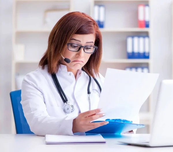 Doctora en concepto de telemedicina — Foto de Stock