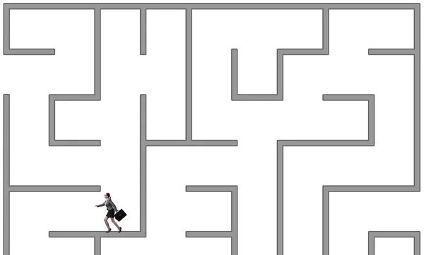 Zakenvrouw probeert te ontsnappen uit doolhof labyrint — Stockfoto