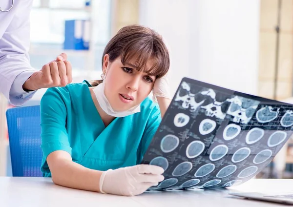 Two doctors discussing x-ray MRI image in hospital — Stock Photo, Image