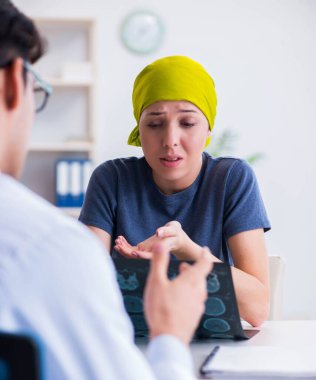 Clini 'de tıbbi konsültasyon için doktoru ziyaret eden kanser hastası.