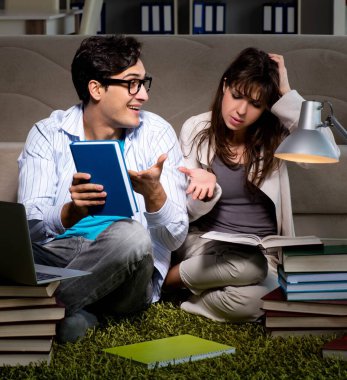 İki öğrenci geç saatlere kadar çalışıp sınavlara hazırlanıyor.