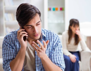 Evde birbirini aldatan bir çift.