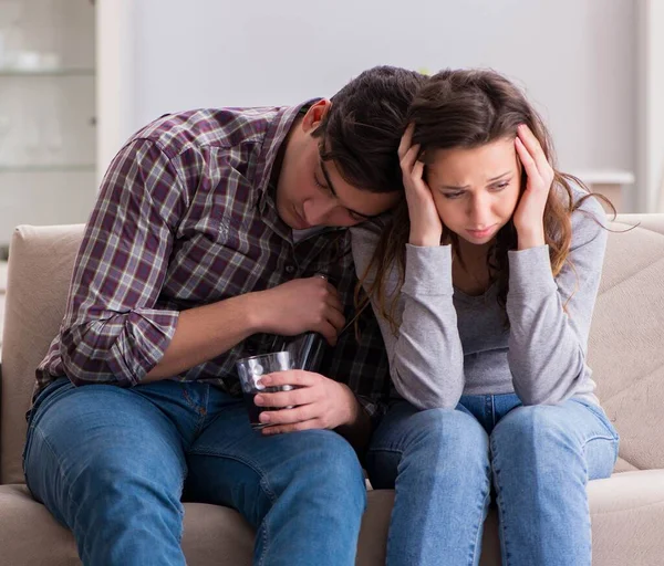 年轻家庭观念中的酗酒问题丈夫 — 图库照片