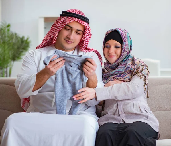 Ung arabisk muslimsk familj med gravid fru väntar barn — Stockfoto